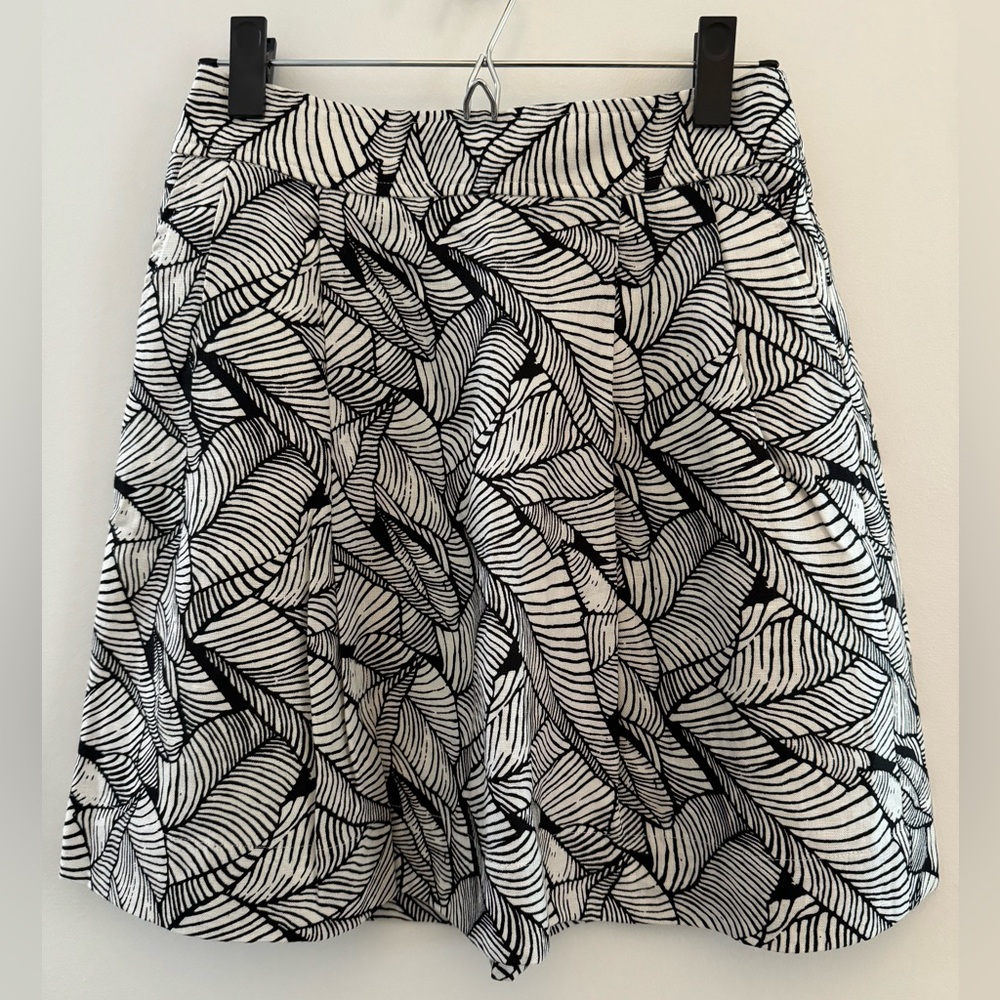 LOFT Black and White Leaf Print Skirt with pockets, 0p